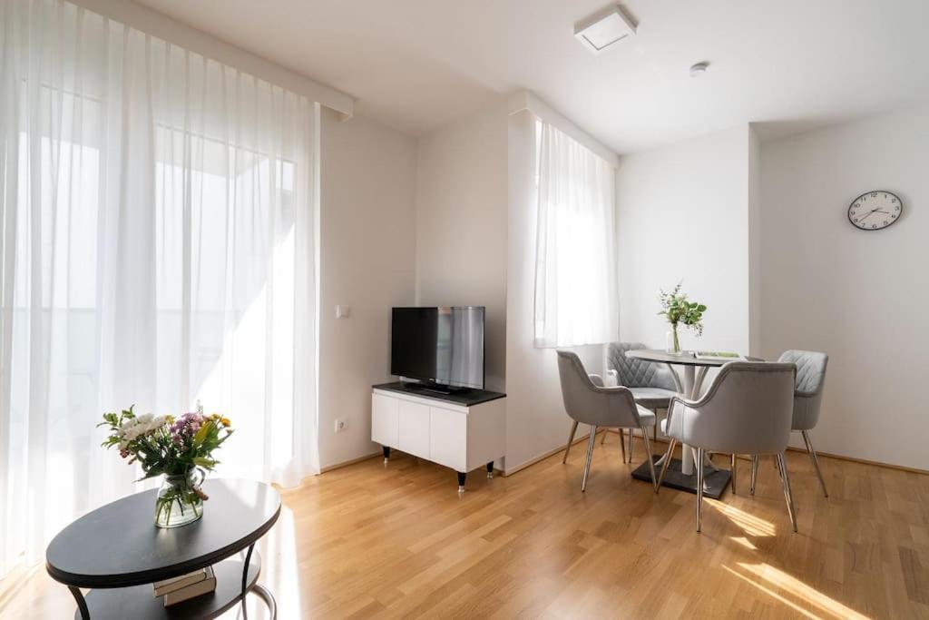 Sunny 1Br Home With Balcony By Hm Viena Exterior foto