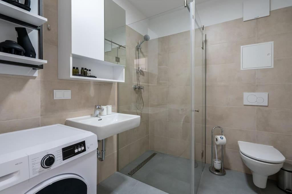 Sunny 1Br Home With Balcony By Hm Viena Exterior foto